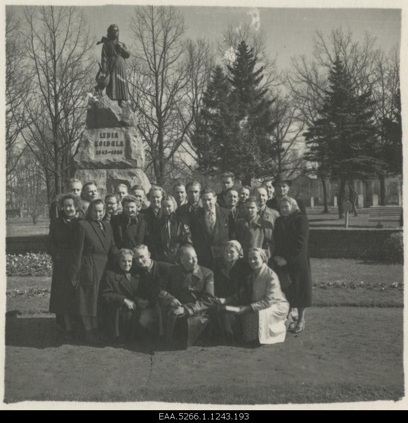 Group of patients in Pärnu Sanatorium L. Koidula in front of the fair pillar