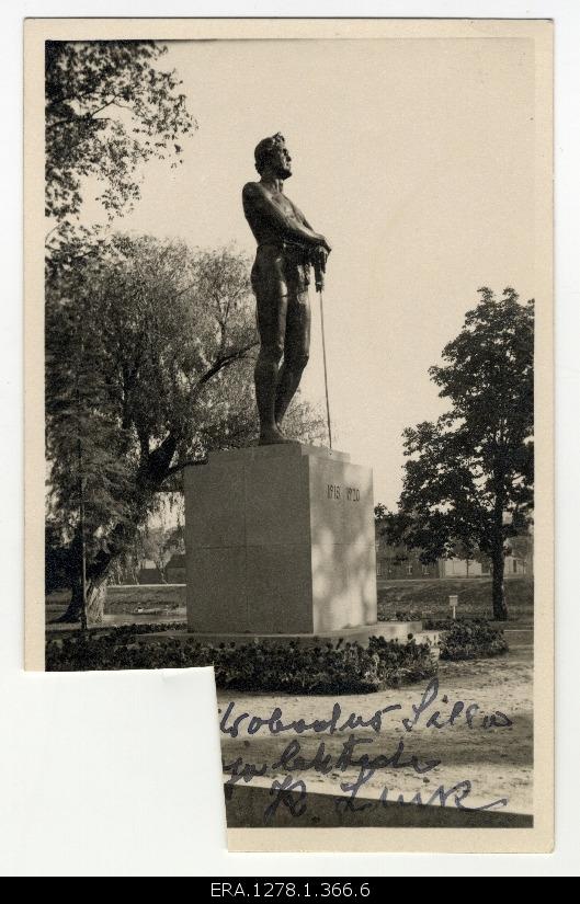 K. Luige sent a photo postcard from the memory pillar of the fallen in the War of Independence in Tartu.
