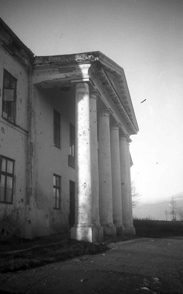 Five pillars of the facade of Kirna Manor's Gentlemen House