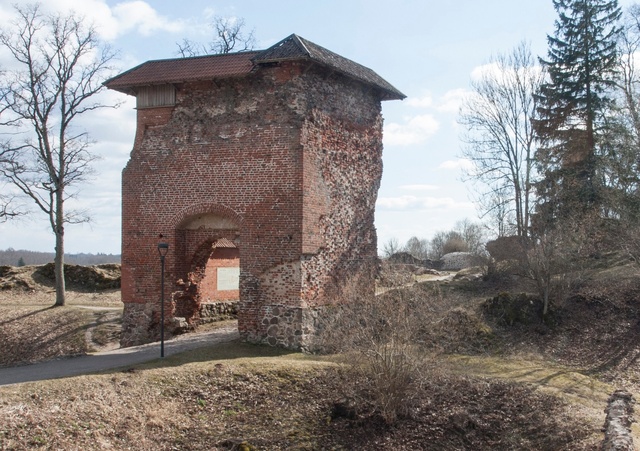 Ordulinnuse varemed lossiväravaga Viljandis rephoto