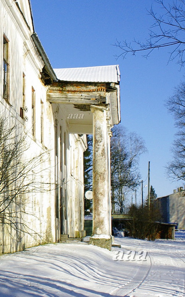 Five pillars of the facade of Kirna Manor's Gentlemen House rephoto
