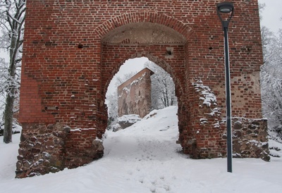 fotonegatiiv, Viljandi Lossimäed - vaade läbi värava Suurmüürile rephoto