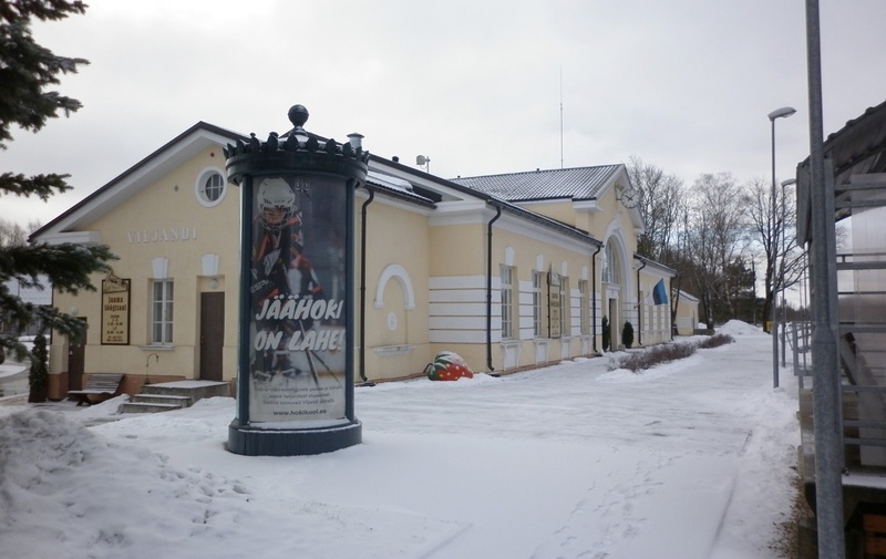 Postcard, Viljandi, Kantreküla, Viljandi railway station, employees, station building rephoto