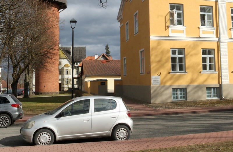 fotopostkaart, Viljandi, turuplats, võidupüha tähistamine?, sõjaväe orkester, turuhoone, veetorn, koolimaja, u 1928 rephoto