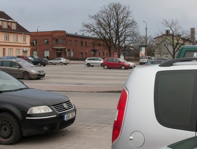 Sõdurid poseerivad veoauto juures, Viljandi rephoto