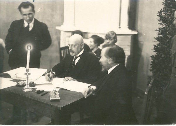 Minister of Foreign Affairs J. Poska will sign the Estonian-Russian Peace Agreement 2. II 1920