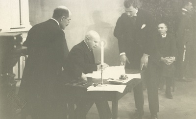 Signing the peace agreement 13.02.1920, vas. Eliaser, Püüman  duplicate photo