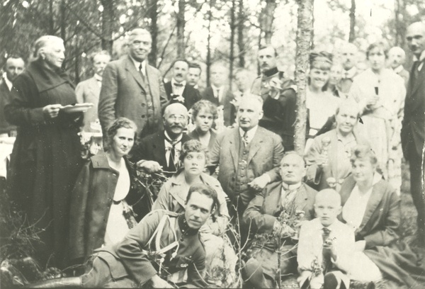 Beginning of June 1921 Lükatil Pätsu farm, behind par. Johan Laidoner, Charlotte Jaakson, Nikolai Kann, Voldemar Lender, Gustav Linkvist, Vikor Päts, Leo Päts, Henno Lender, Jaan Soots, Irene Kann, Elfriede Lender, Johan Sihver, Alja Pung, Mihkel Pung, Voldemar Päts, Johanna Päts, [? ], Marie Laidoner, Madis Jaakson, m. Laidoner's mother, Marie Sihver, Gustav Schönberg, Konstantin Päts, Mihhail Laidoner, Elisabet Kann