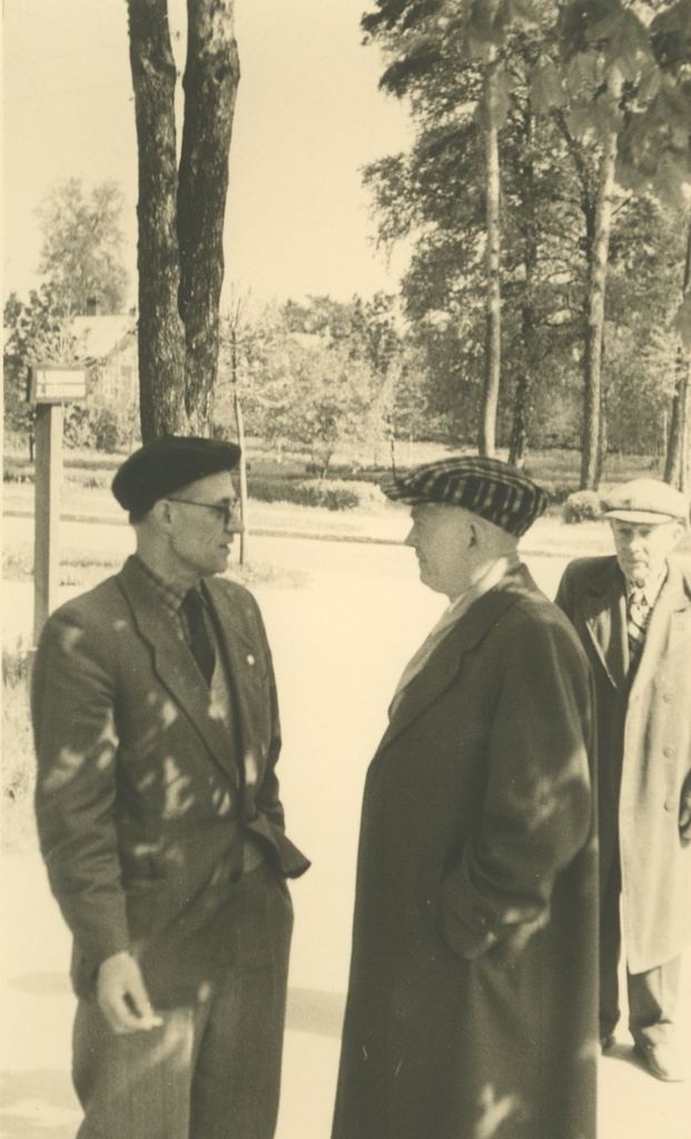 Rudolf Sirge talks to Erni Mouse in Elva 27. VI 1961. a