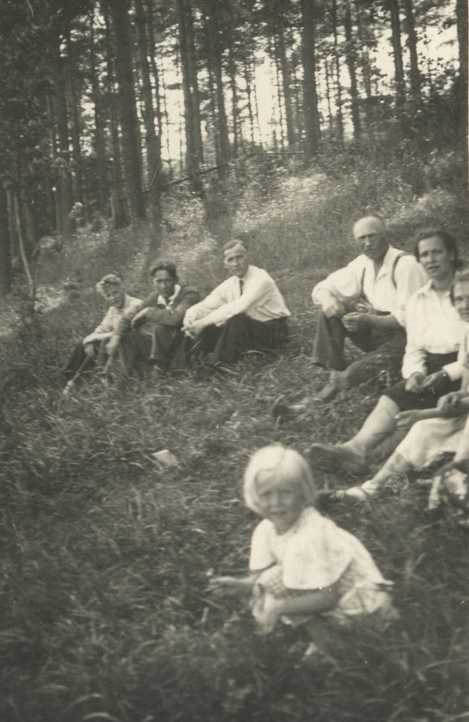 Jaan Kärner's son Ülo and his relatives in Elva in 1939