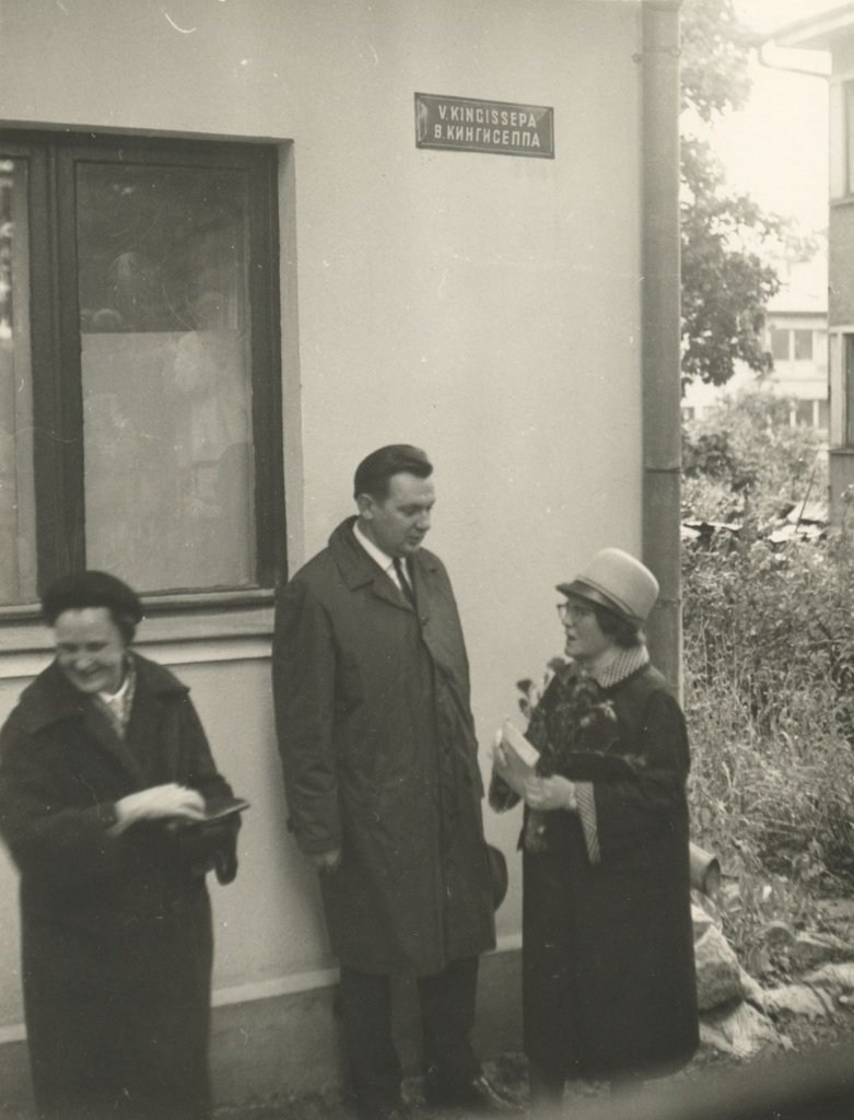 Opening of J. Kärner's monument in Tartu, V. Kingissepa Street 59 25th seventh of 1966. Parem: Hilda Kärner, J. Lott and L. Nigul