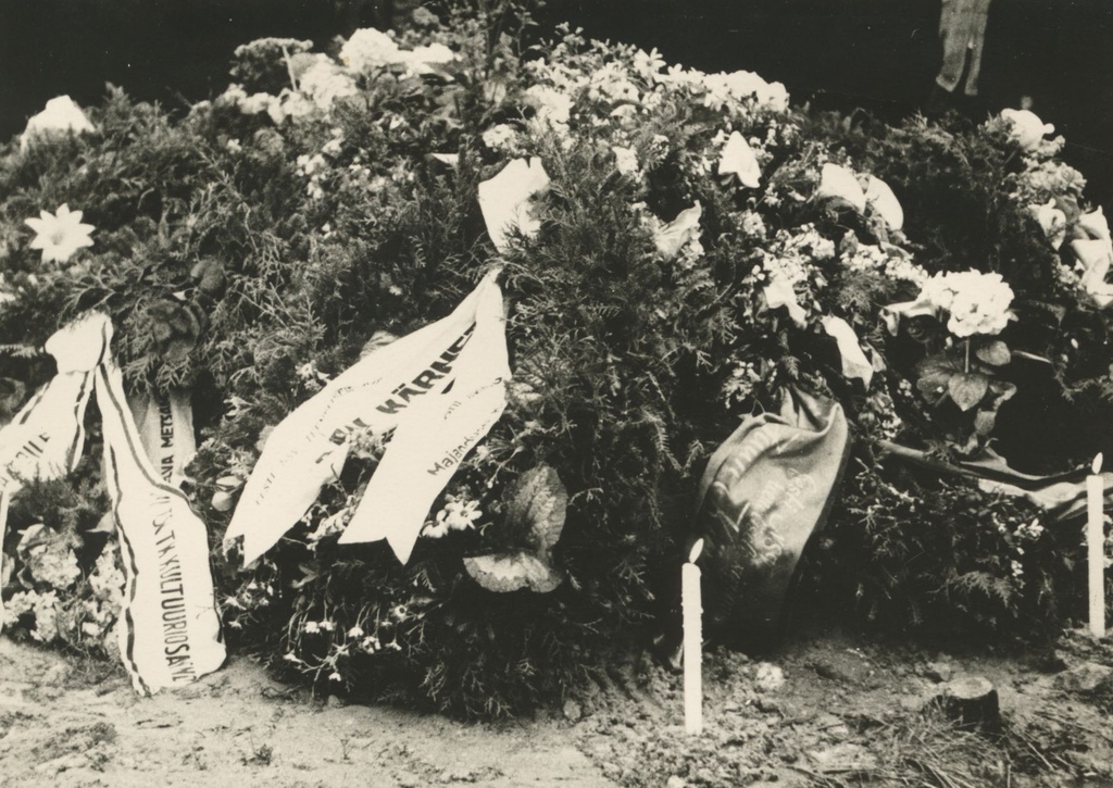 J. Kärner's grave with pearls