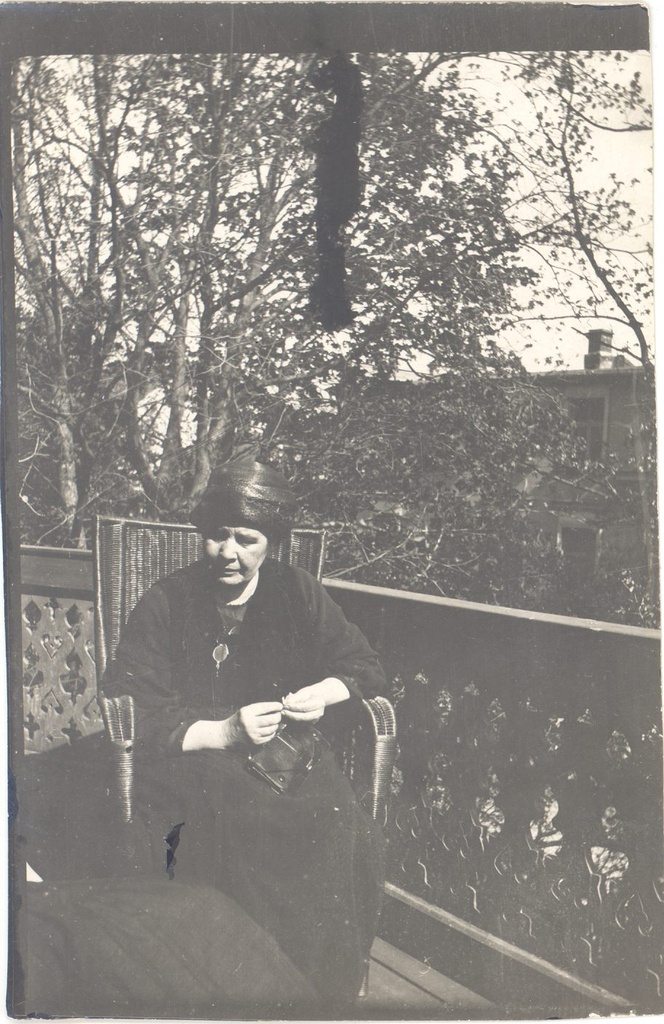 Wound, Anna is sitting on the balcony
