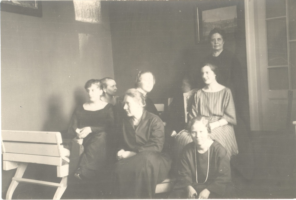 Wound, Give a group photo