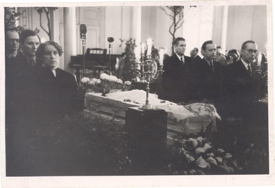 Haava, Anna puusärgi juures auvalves 17.03.1957 Vasakul:1) Betti Alver, 2) Johannes Feldbach, 3)Karl Taev. Paremal: 1)Mart Raud, 2) J. Peegel 3) Feliks Kotta.  similar photo