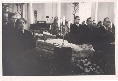 Wound, Give a wooden shirt at the guard 17.03.1957 On the left:1) Betti Alver, 2) Johannes Feldbach, 3)Karl Taev. On the right: 1)Mart Raud, 2) J. Peegel 3) Feliks Kotta.  similar photo