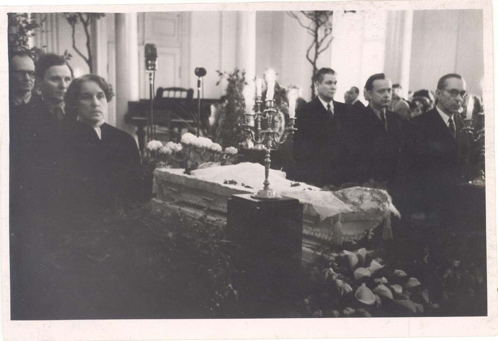 Wound, Give a wooden shirt at the guard 17.03.1957 On the left:1) Betti Alver, 2) Johannes Feldbach, 3)Karl Taev. On the right: 1)Mart Raud, 2) J. Peegel 3) Feliks Kotta.