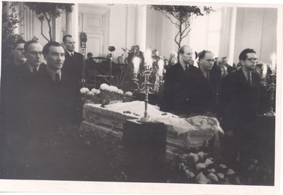 Wound, Give a wooden shirt at the glory guard 17.03.1957. Abel Nagelmaa, Eduard Laugaste, Harald Peep, J. Käosaar, Udo Kolk. Paul Rummo speaks.  similar photo