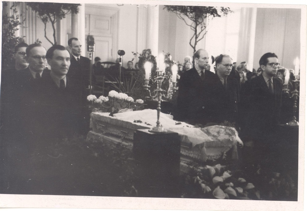 Wound, Give a wooden shirt at the glory guard 17.03.1957. Abel Nagelmaa, Eduard Laugaste, Harald Peep, J. Käosaar, Udo Kolk. Paul Rummo speaks.