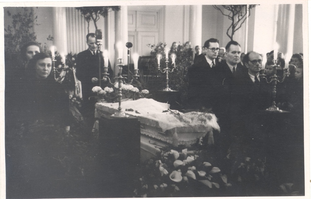 Wound, Anna Tree shirt at the glory guard 17.03.1957 On the left:1) Virve Adamson, 2)Ottilie Kõiva. On the right: 1)Mart Lepik, 2)Herbert Laidvee 3)Jaan Toomla. Paul Rummo speaks.