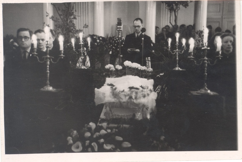 Wound, Give a wooden shirt at the glory guard 17.03.1957 On the left:1) Ilmar Malin, 2) Harry Pudersell. On the right: 1) , 2) Leelo Kütt. Karl Taev speaks.