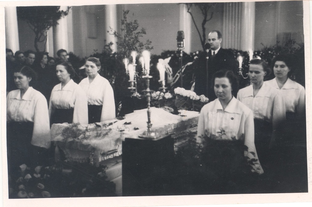 Wound, members of the female choir of health care workers in Tartu are glory over Anna’s wooden shirt.