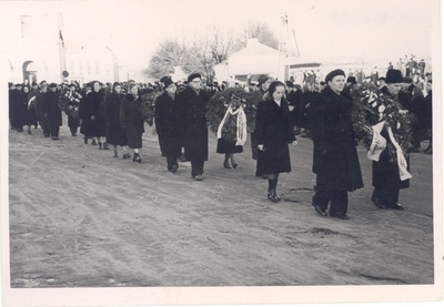 Wound, give a hair. Delegations on the way to the cemetery. In the first row left: J. Feldbach and Erni Mouse.  similar photo