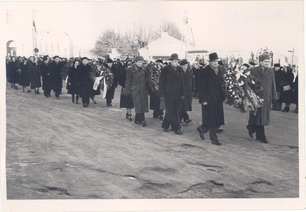 Wound, give a hair. Delegations on the way to the cemetery. The first part of the Art Foundation in Tartu from the right. Director f. Lokk