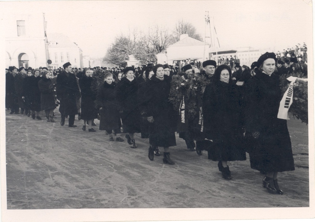 Wound, give a hair. Delegations on the way to the cemetery. At the forefront of the ENSV he was Ethnography Museum employees a. Voolmaa and L. Kohk.