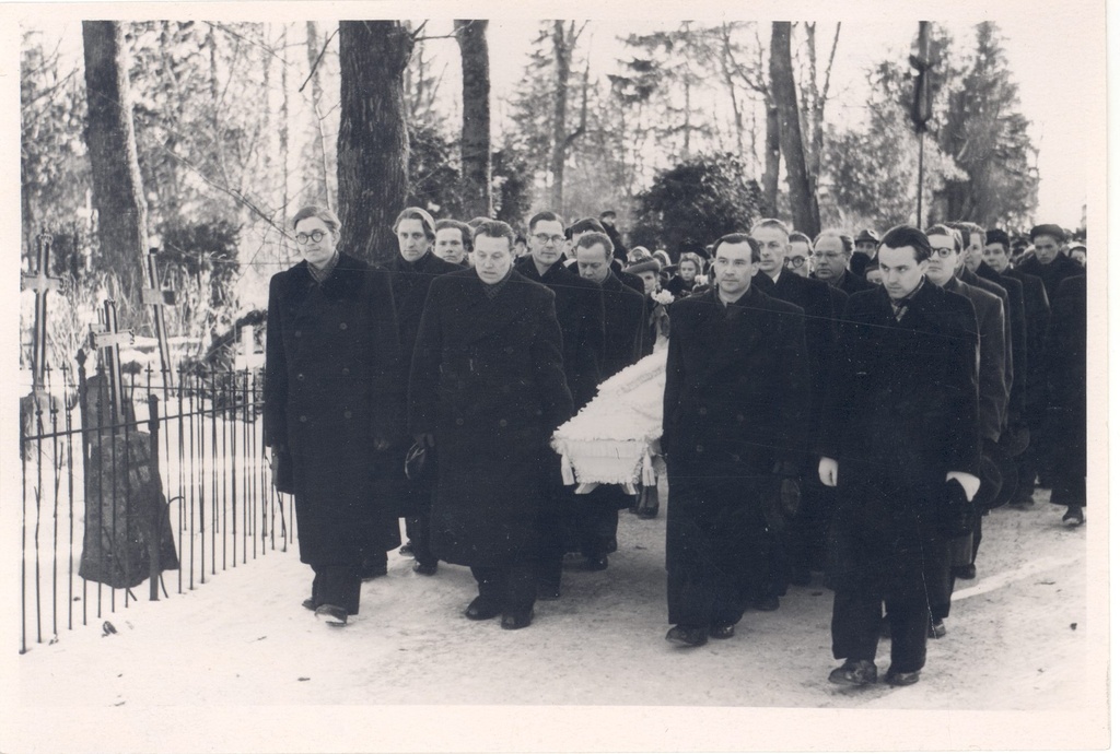 Wound, give a funeral to the Tartu Maarja cemetery. In the first row from left, the second V. Raidaru, the third a. Nagelmaa, the fourth U. Rätsep.
