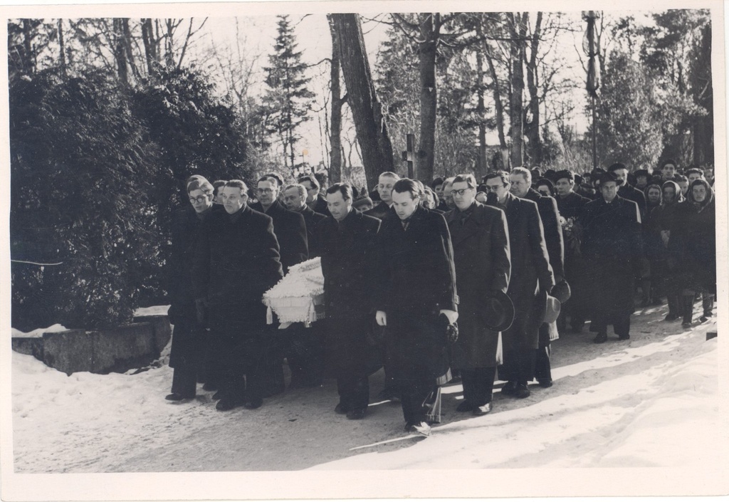 Wound, give a funeral to the Tartu Maarja cemetery. In the first row from left, the second V. Raidaru, the third a. Nagelmaa, the fourth U. Rätsep.