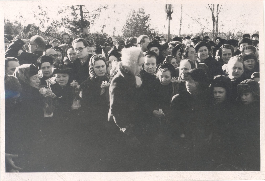 Wound, Give a funeral on the cemetery of Tartu Maarja. Crowds on the open grave.