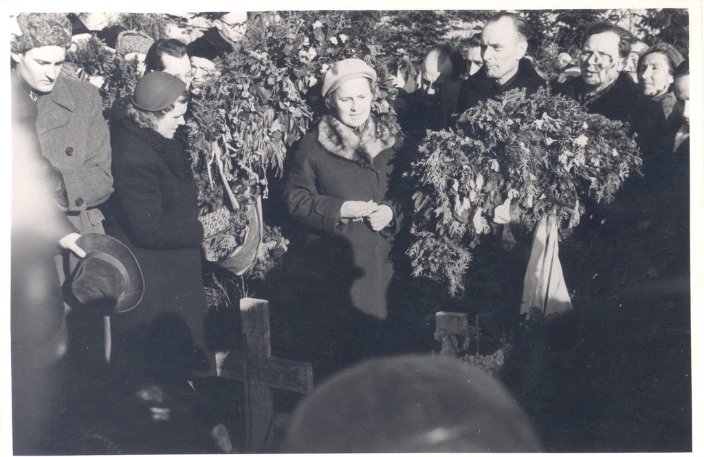 Wound, Give a funeral on the cemetery of Tartu Maarja. In the middle, Ellen Niit, Paul Rummo on the right, J. Feldbach and Helene Siinisker.