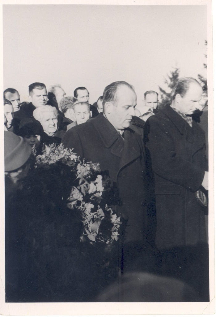 Wound, Give a funeral on the cemetery of Tartu Maarja. On the right, the first sculptor Paberit, the second Deputy Minister of Culture of the USSR e. Jaanimägi.
