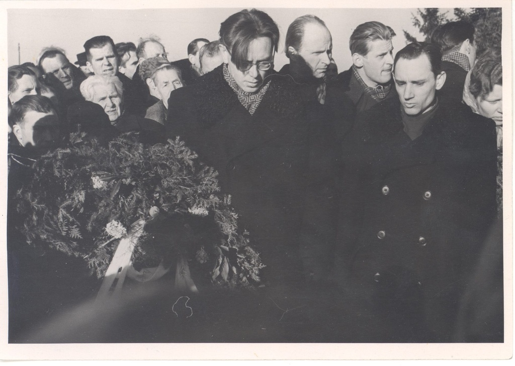Wound, give a funeral on the cemetery of Tartu Maarja.Turned with six successes, the inspector of the education department of Tartu city TSN tk Udo Siinamm, the sculptors on the right of him Paberit and Kärner.