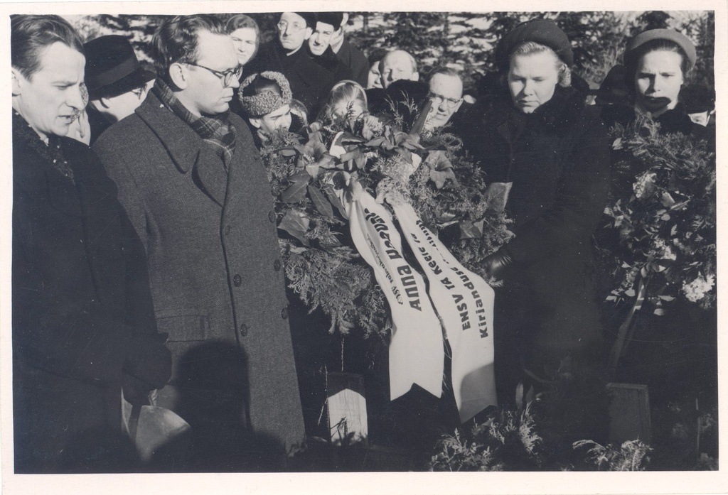 Wound, Give a funeral on the cemetery of Tartu Maarja. On the left: 1) Heldur Niit, 2) Ülo Teder, 3) L. Raudsepp ENSV he is in the institute of Language and Literature. From the right first o. Kõiva.
