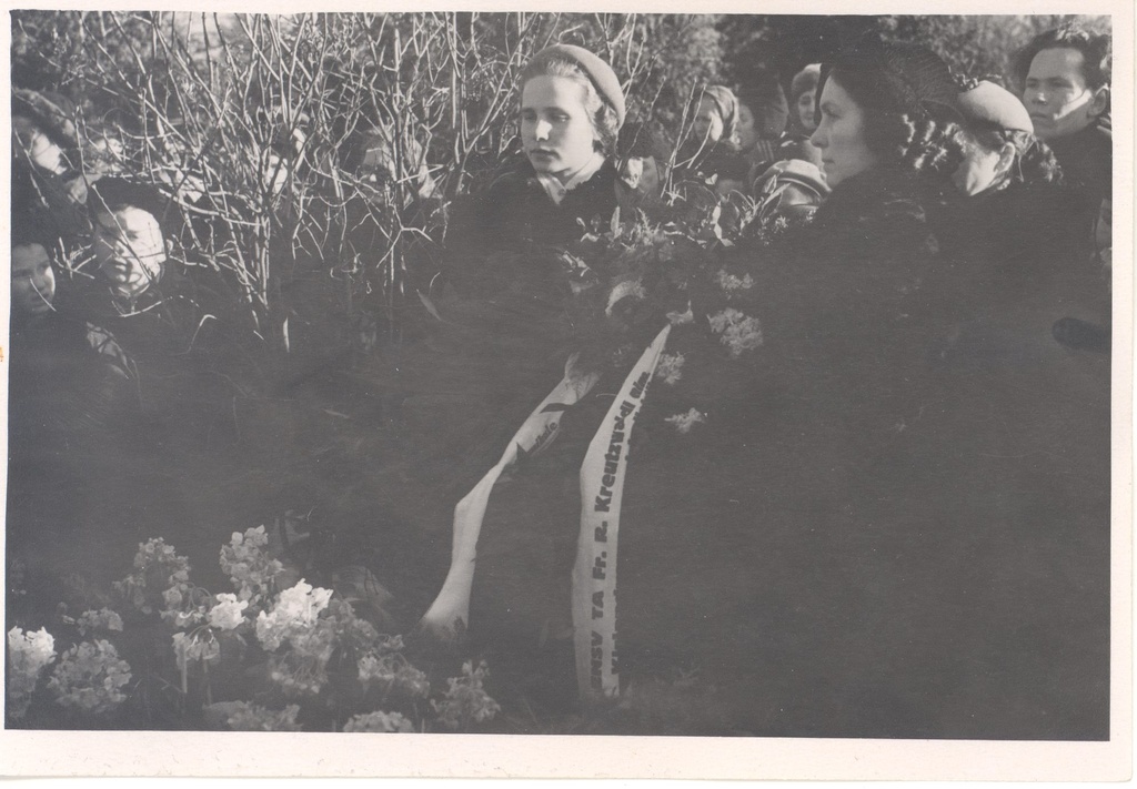 Wound, Give a funeral on the cemetery of Tartu Maarja. ENSV he Fr. R. Kreutzwaldi nim. Literature Museum employees Ottilie Kõiva (Niinemägi) and Erna Normann are putting in the peak.