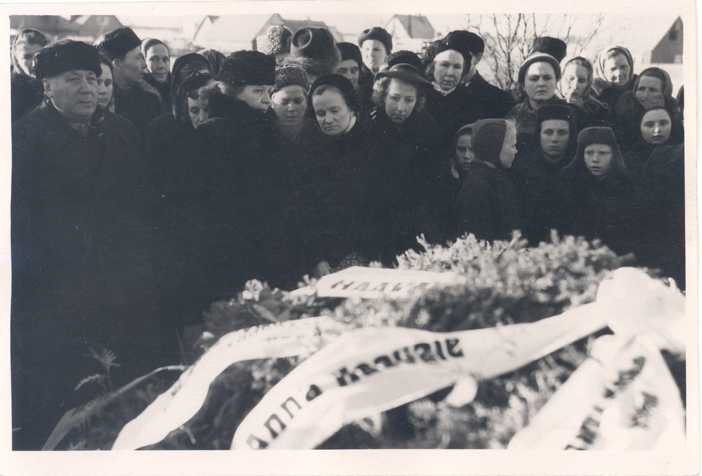 Wound, Give a funeral on the cemetery of Tartu Maarja. Cemetery covered with pearls.