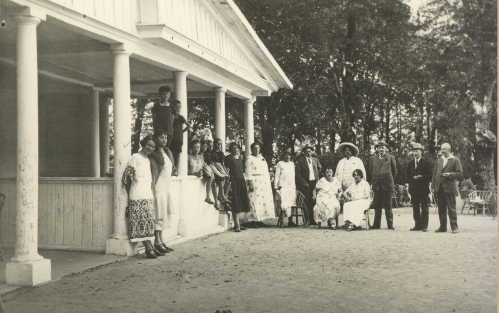 A. Kitzberg among summer visitors in Kuressaare