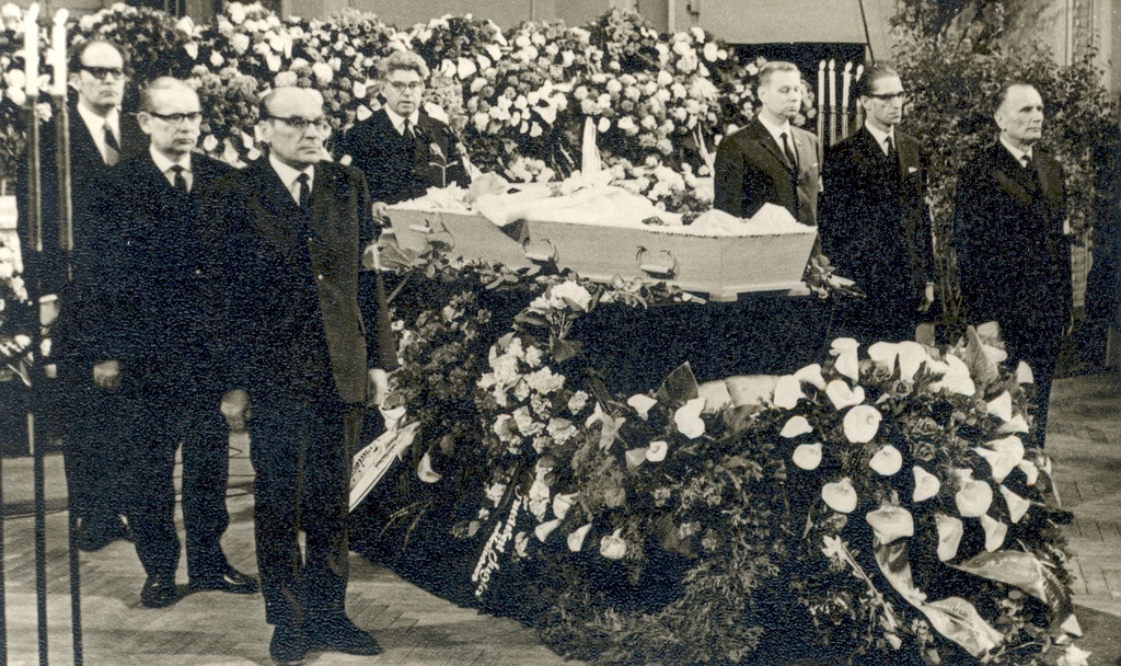 FR. Tuglase funeral in 1971. Auvalves: p. Rummo, R. Parve, V. Beekman, L. Remmelgas, p. Kuusberg, J. Kross. Speaks a. Hint