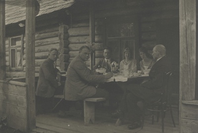 Võru-Kasaritsas from the left of 1921: 1) Aleks. Oinas, 2) Alex. Tassa, 3) Fr. Tuglas, 4) a. Oinas-Kurvits, 5) Elo Tuglas, 6) Jaan Vahtra  duplicate photo