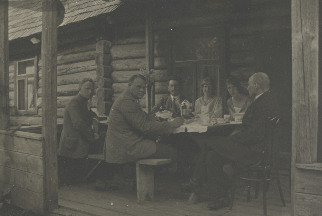 Võru-Kasaritsas from the left of 1921: 1) Aleks. Oinas, 2) Alex. Tassa, 3) Fr. Tuglas, 4) a. Oinas-Kurvits, 5) Elo Tuglas, 6) Jaan Vahtra
