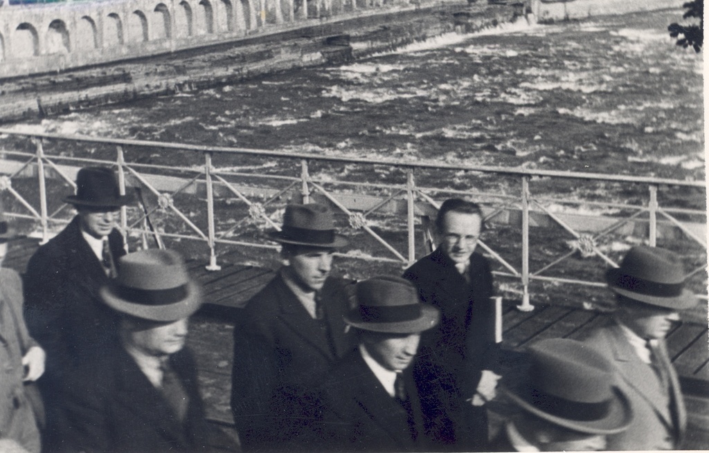Tour of writers along Estonia on the Narva Bridge in 1938