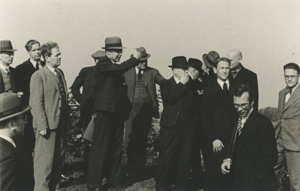 Writers in Narva oak in 1938