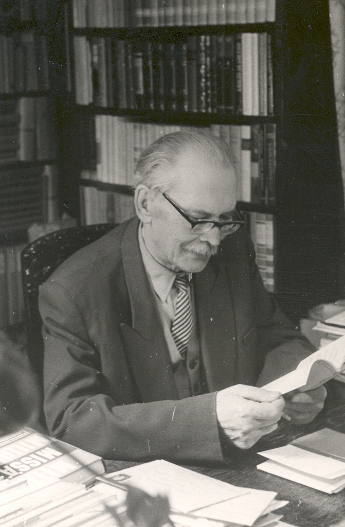 Friedebert Tuglas at home at the desktop 6. VI 1963