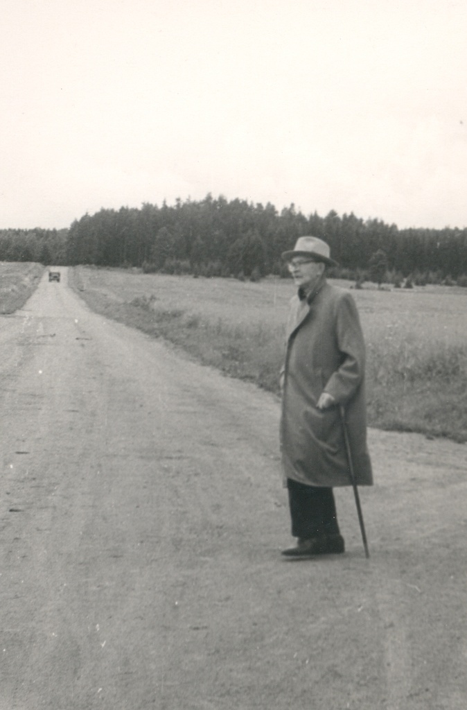 FR. Tuglas on the road of V.-Kuuste Ahjas 1963.