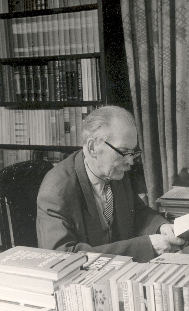 Friedebert Tuglas at home at the desktop 6. VI 1963
