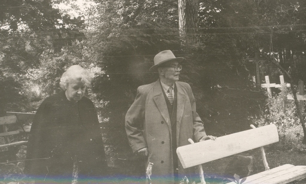 Elo and Friedebert in Tuglas, Võnnu cemetery in 1963.