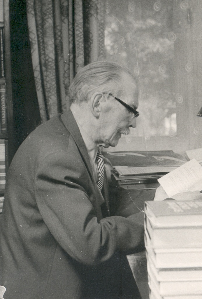 Friedebert Tuglas at home at the desktop 6. VI 1963