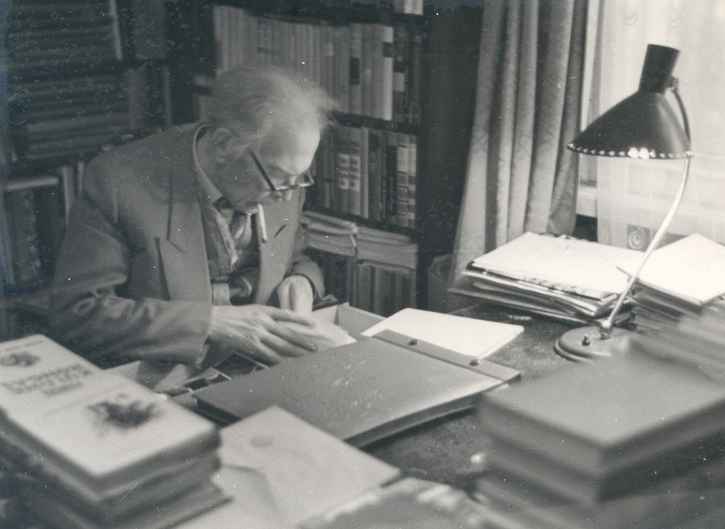 Friedebert Tuglas at the desk at okt. 1965 a.
